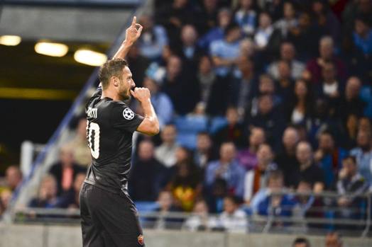 Totti, a 38 anni, diventa il giocatore più 